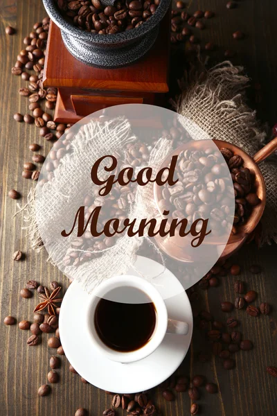 Csésze kávé, a pot és a daráló a fából készült háttér — Stock Fotó
