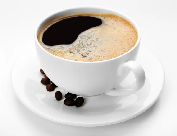 Kopje koffie op witte tafel — Stockfoto