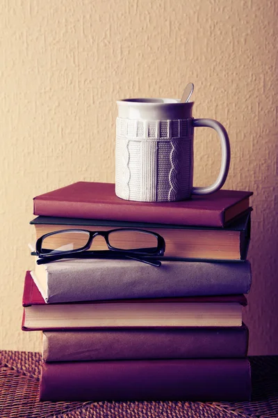 Libros antiguos y taza —  Fotos de Stock