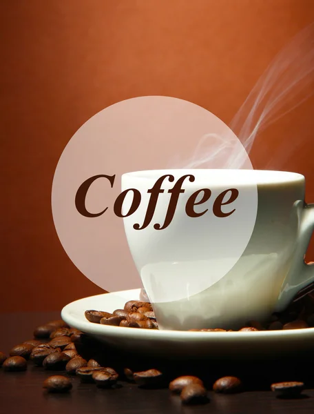 Чашка кави з квасолею на столі, на коричневому фоні — стокове фото