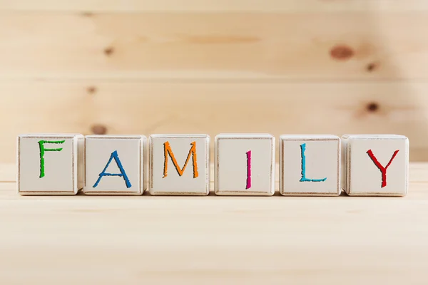 Familie buchstabiert in Holzklötzen — Stockfoto