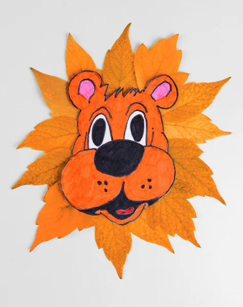 秋天的落叶与画的狮子 — 图库照片