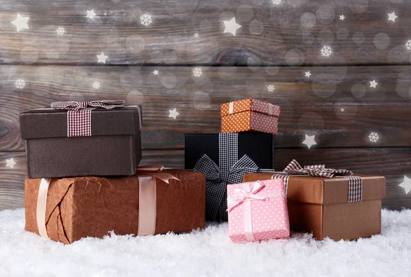 Cajas de regalo sobre fondo de madera — Foto de Stock