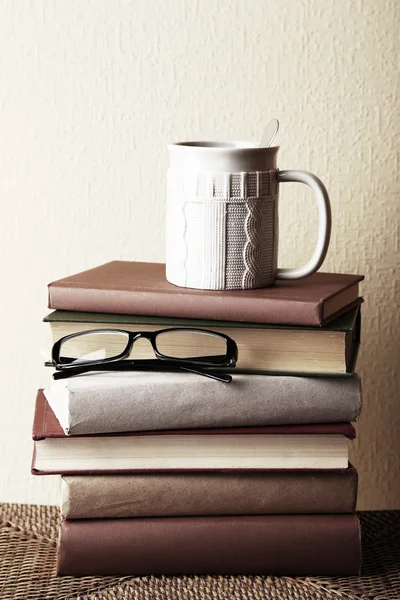 Oude boeken en cup — Stockfoto