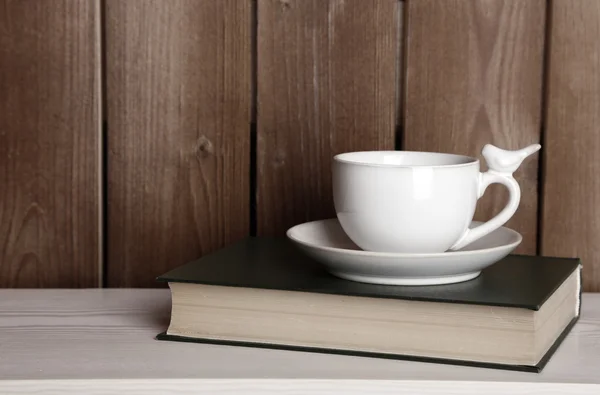 Vecchi libri e una tazza di caffè sul tavolo — Foto Stock