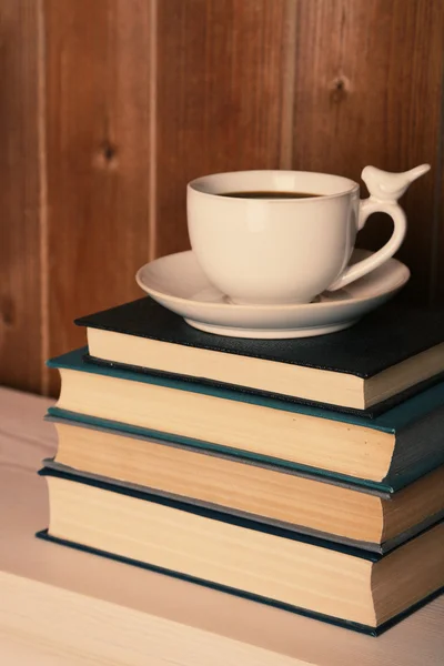 Старые книги и чашка — стоковое фото