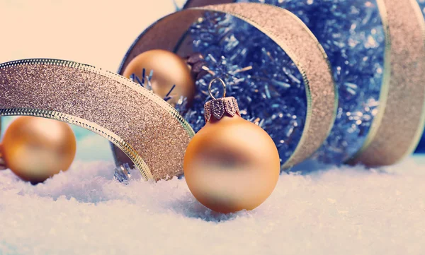 Weihnachtsdekoration auf hellem Hintergrund — Stockfoto