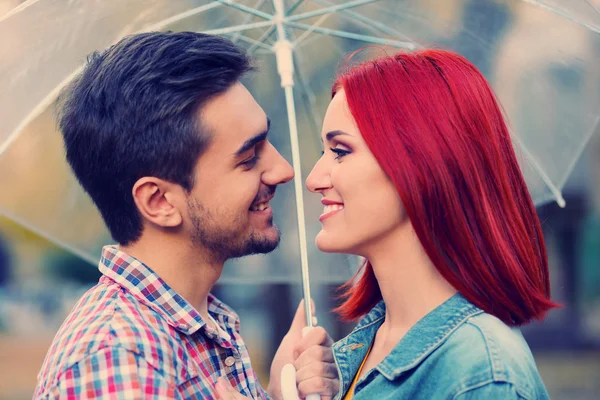 Casal amoroso no parque de outono — Fotografia de Stock