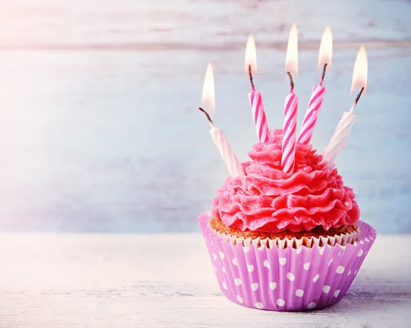 Delicioso cupcake de cumpleaños en mesa de madera — Foto de Stock