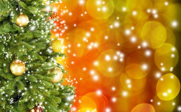 Geschmückter Weihnachtsbaum auf festlich glänzendem Hintergrund — Stockfoto
