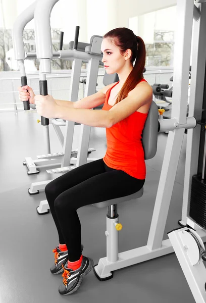 Hermosa mujer de entrenamiento con pesas en el gimnasio — Foto de Stock