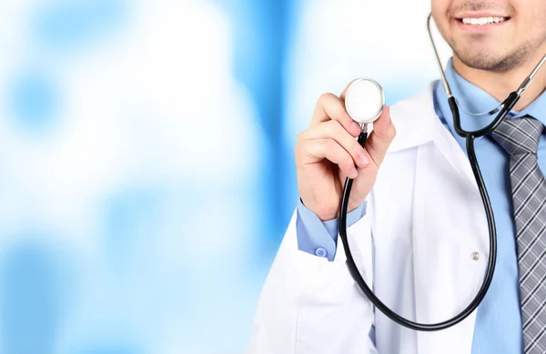 Männlicher Arzt über Krankenhaus-Hintergrund — Stockfoto