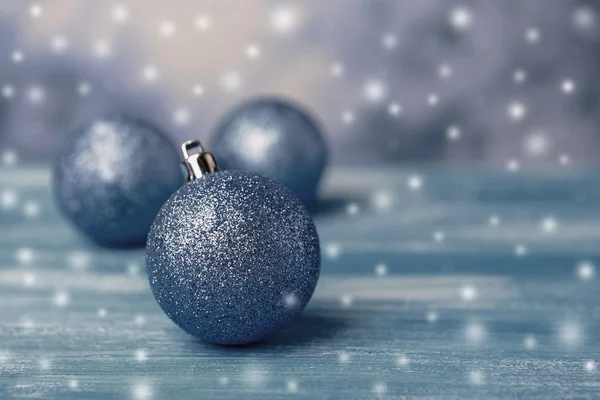 Palle di Natale su sfondo blu — Foto Stock