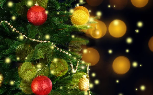 Ingericht kerstboom op feestelijke glanzende achtergrond — Stockfoto