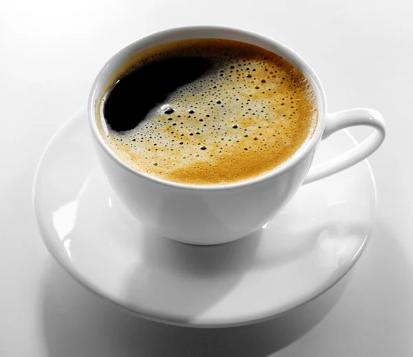 Kopje koffie op grijs tabel — Stockfoto