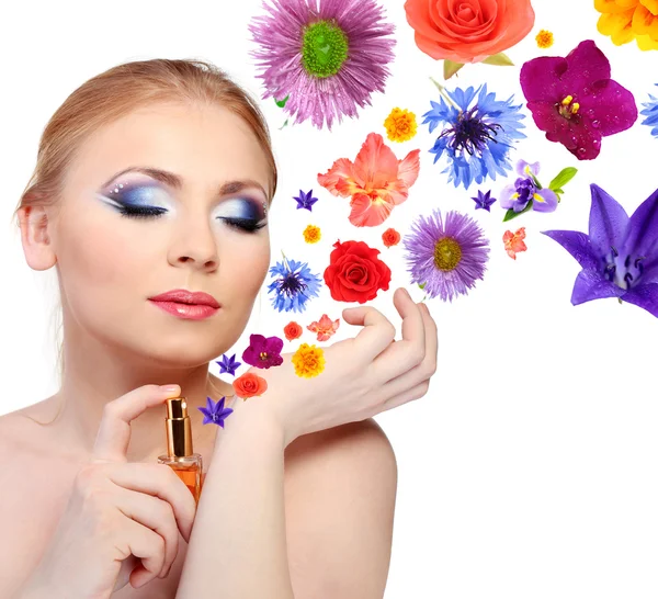 Mujer joven aplicando perfume con aroma floral, aislado sobre blanco — Foto de Stock