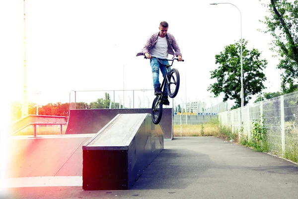 Młody chłopak, skoki z jego rower Bmx skate park — Zdjęcie stockowe