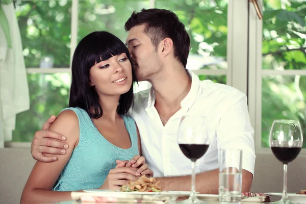 Belo casal jovem no restaurante — Fotografia de Stock