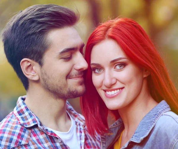 Pareja cariñosa en otoño parque — Foto de Stock