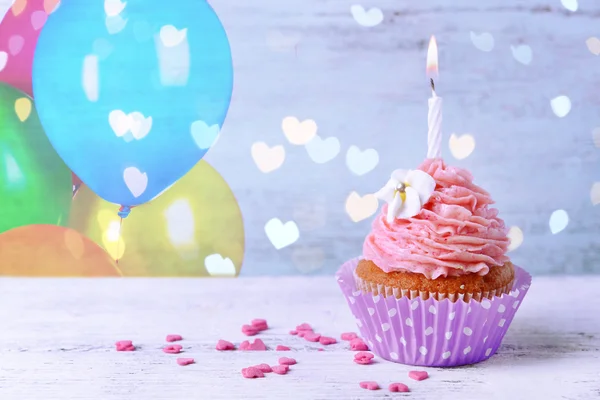 Delicioso cupcake de cumpleaños en mesa de madera — Foto de Stock