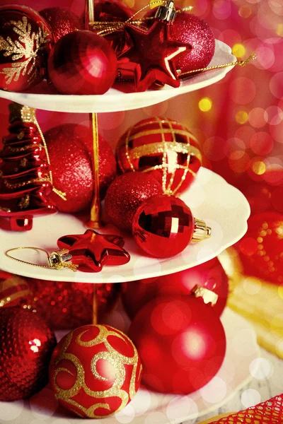 Noel süslemeleri tatlı üzerinde durmak, renkli arka plan üzerinde — Stok fotoğraf