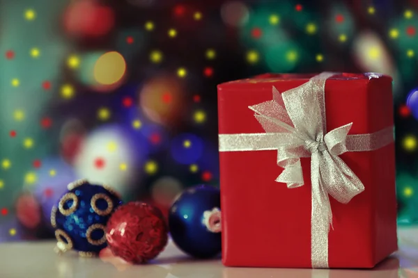 Caixa de presente e decorações na árvore de Natal luzes de fundo — Fotografia de Stock