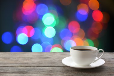 Parlak zemin üzerine sıcak içecek fincan