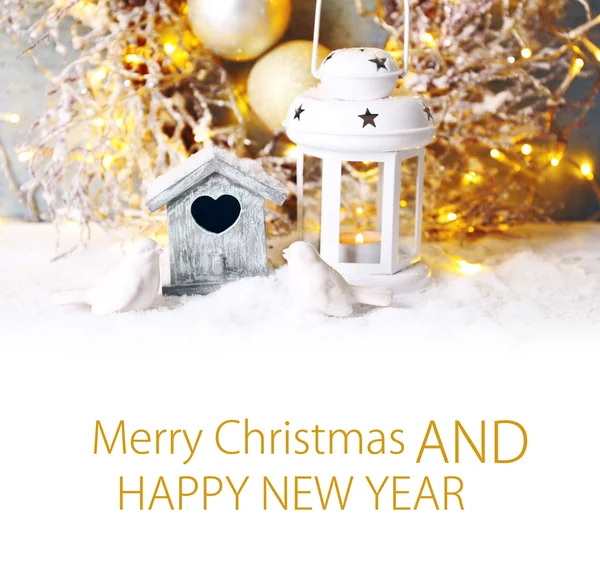 Рождественская композиция с маленьким птичьим домиком на светлом фоне — стоковое фото