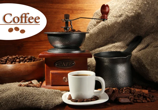 Moulin à café, turque et tasse de café sur fond de bois brun — Photo
