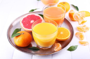 Greyfurt ve ahşap masa üzerinde mandalina suları