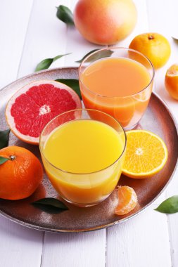 Greyfurt ve ahşap masa üzerinde mandalina suları