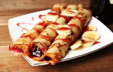 Berry ile lezzetli gözleme plaka reçel ahşap arka plan üzerinde