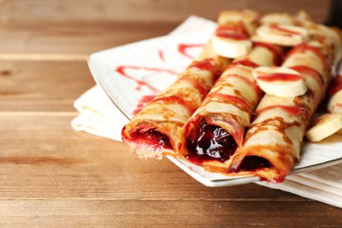 Berry ile lezzetli gözleme plaka reçel ahşap arka plan üzerinde