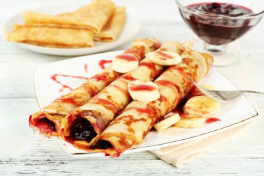 Berry ile lezzetli gözleme plaka reçel ahşap arka plan üzerinde