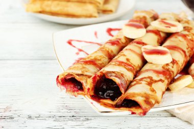 Berry ile lezzetli gözleme plaka reçel ahşap arka plan üzerinde