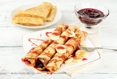 Berry ile lezzetli gözleme plaka reçel ahşap arka plan üzerinde
