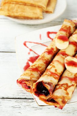 Berry ile lezzetli gözleme plaka reçel ahşap arka plan üzerinde