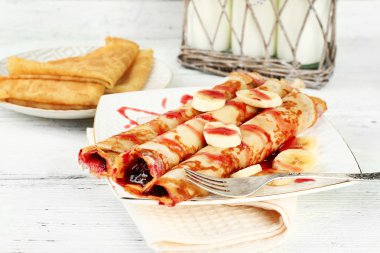 Berry ile lezzetli gözleme plaka reçel ahşap arka plan üzerinde