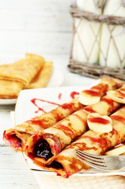 Berry ile lezzetli gözleme plaka reçel ahşap arka plan üzerinde