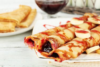 Berry ile lezzetli gözleme plaka reçel ahşap arka plan üzerinde