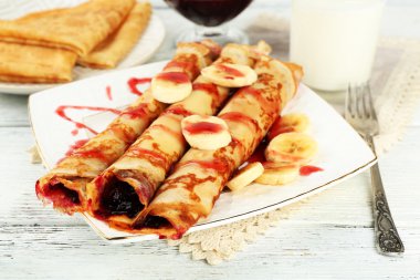 Berry ile lezzetli gözleme plaka reçel ahşap arka plan üzerinde