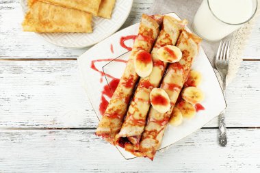 Berry ile lezzetli gözleme plaka reçel ahşap arka plan üzerinde