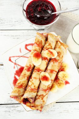 Berry ile lezzetli gözleme plaka reçel ahşap arka plan üzerinde