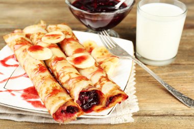 Berry reçel ve ahşap zemin üzerine süt ile lezzetli gözleme tabak