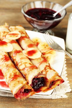 Berry reçel ve ahşap zemin üzerine süt ile lezzetli gözleme tabak