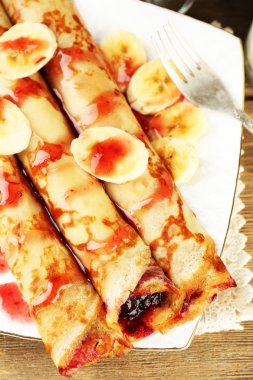 Berry ile lezzetli gözleme plaka reçel ahşap arka plan üzerinde plaka üzerinde