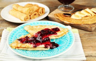 Berry reçel ve muz ahşap arka plan üzerinde plakaları ile lezzetli gözleme