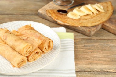 Ahşap arka plan üzerinde lezzetli gözleme tabak