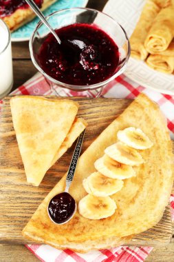 Berry reçel ve muz ahşap arka plan üzerinde plakaları ile lezzetli gözleme