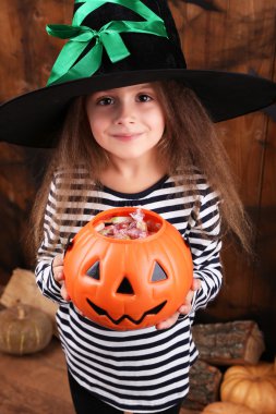 Şapkalı küçük kız cadı